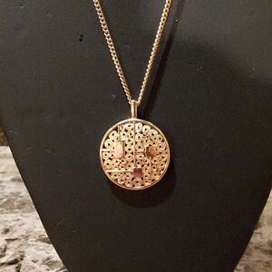 Elegant Gold Pendant Necklace